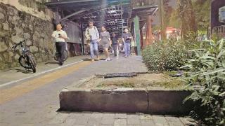 深圳：人行道上的水泥台凸出近30厘米高？