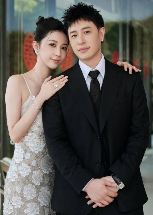 潘玮柏夫妇婚礼后首露面，一脸疲惫，俩人各走各的没一点新婚甜蜜