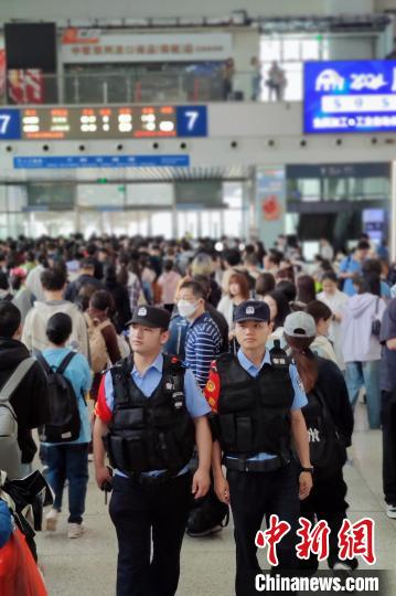 福州火车站迎客流高峰 民警现场维持秩序