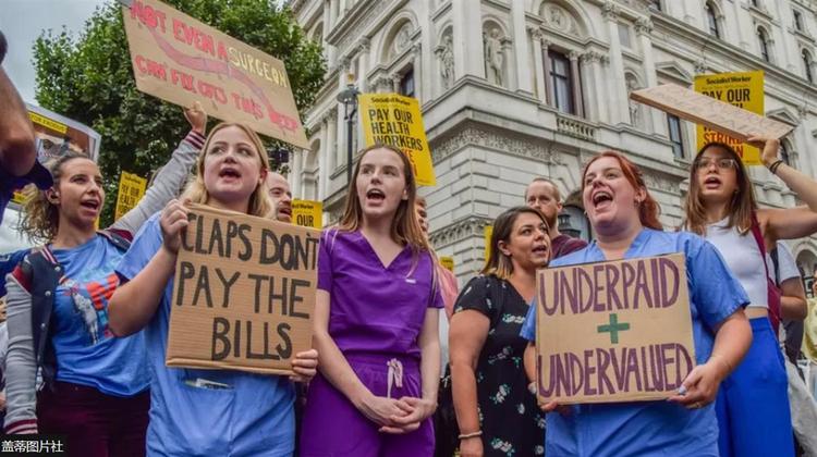 英国NHS爆发史上最大规模护士罢工：10万人参加