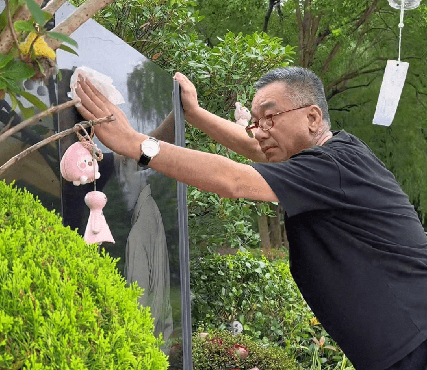 乔任梁去世7年，陈乔恩现身墓地祭拜，跟乔妈牵手热聊宛如母女