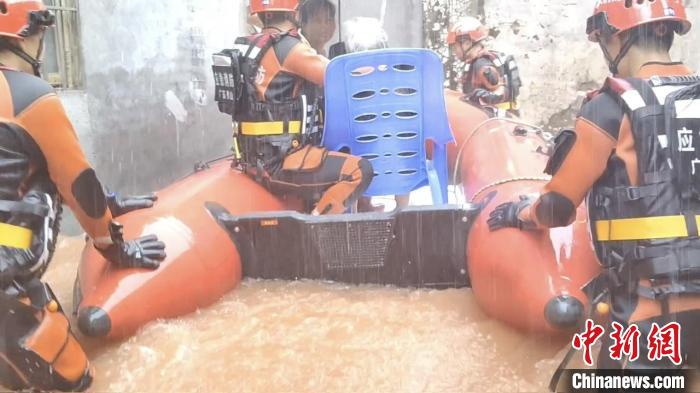 直击广东佛山特大暴雨一线 220个站点降雨量超250毫米