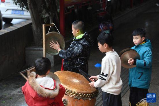 广西梧州：雄狮出少年