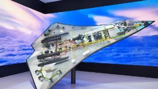中国展示科幻战机模型，美媒猜是国产六代机：歼20起了大作用
