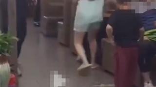 女子带狗进店就餐与邻桌起冲突，3次上前对男子动手，文明养犬才是尊重自己