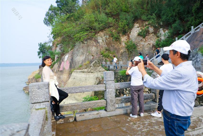 战马豪杰迎宾客，赤壁古战场游客身临其境体验“梦回三国”