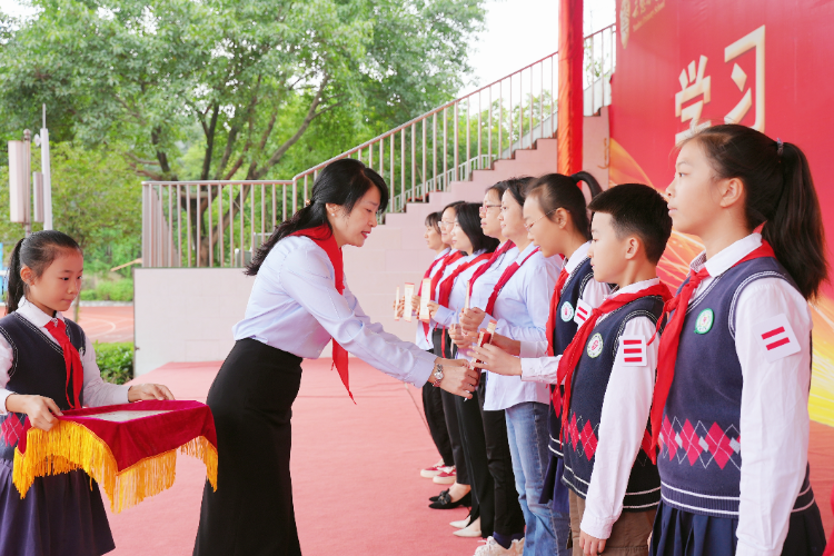 星星火炬引领方向，云慧小学庆祝第74个建队日大队主题活动举行