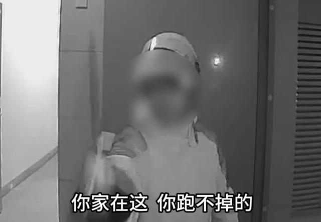 “我天天来！你跑不掉的！”外卖员因被投诉，持刀踹顾客房门……警方回应