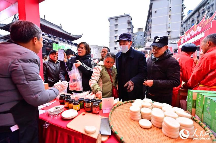 江西弋阳：年糕为“媒”促消费