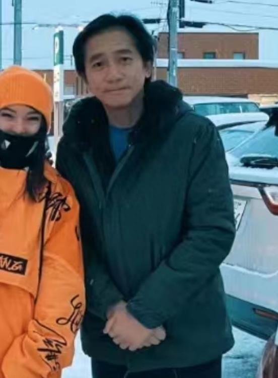 61岁梁朝伟再惹争议，拿奖后和一群富婆们庆祝，举止亲昵不避嫌