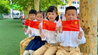 郑州市金水区金桥学校：我和国旗合影 我向祖国表白