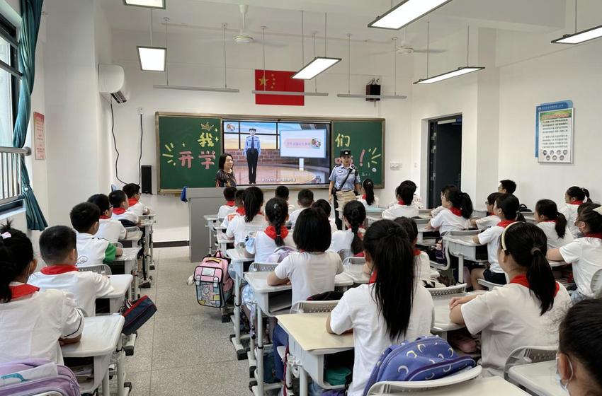 护航开学日  平安“警”相随