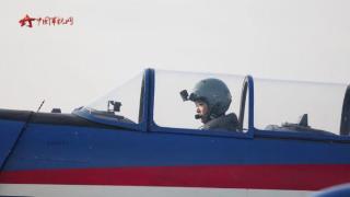 空军首批“双学籍”女飞行学员完成首次单飞训练