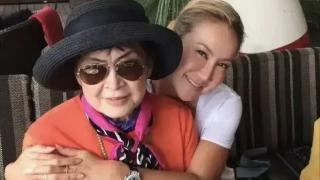 李玟去世2个月后，87岁老母亲首度露面，和二姐李思林做义工