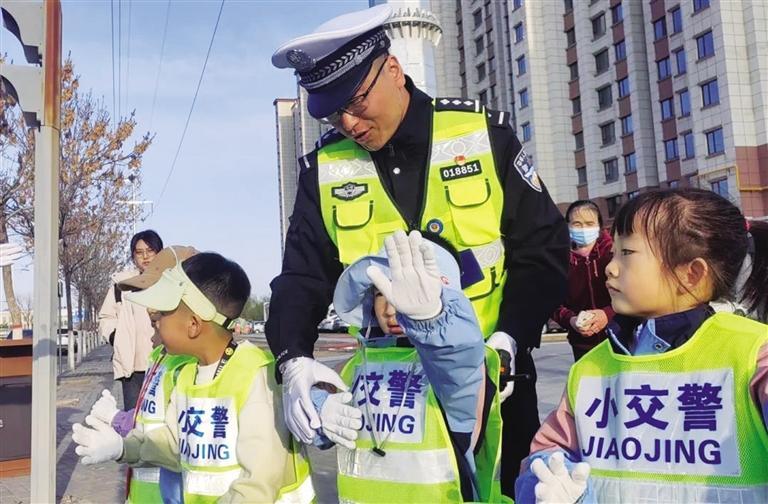 路口来了“小交警”