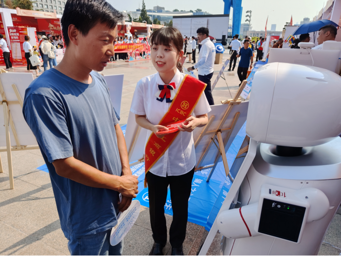 金融为民谱新篇 守护权益防风险|山东工行在泉城广场开展金融教育活动