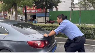 车辆路口“罢工”，巡逻交警化身“推车小哥”