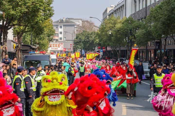 苕溪舞龙、南山舞狮、石濑花灯、余杭纸伞、窑山古窑、塘埠彩带......瓶窑国潮民俗踩街闹春好意头