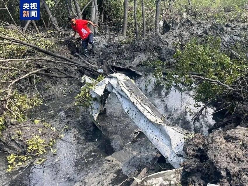 泰国北柳府一小型飞机坠毁，机上载有5名中国籍乘客