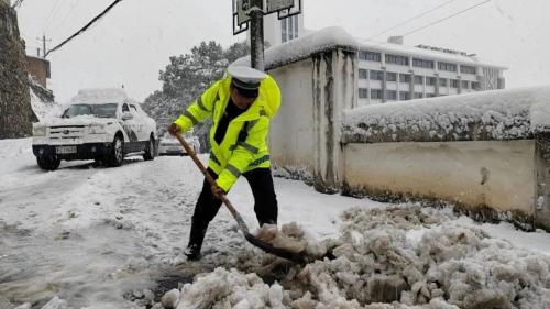 奋战风雪！湘潭公安交警全警上岗，护航寒冬平安路