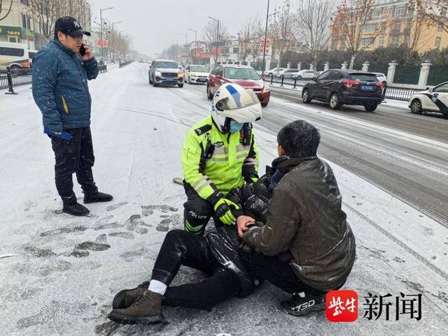 徐州交警以雪为令以动制“冻”启动恶劣天气应急响应机制