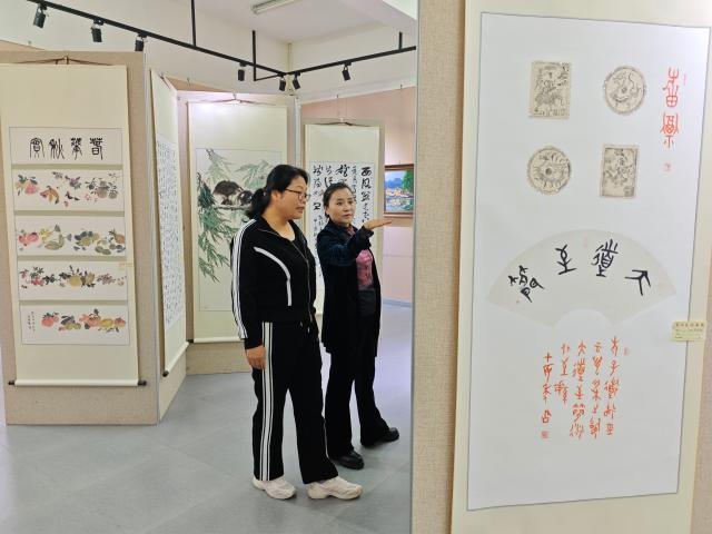 津南区举办庆祝中华人民共和国成立75周年书画展 扫码阅读手机版