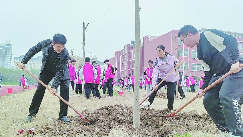 植树添绿 美化校园