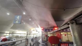 武汉站配备了喷雾降温系统、24小时便民服务亭