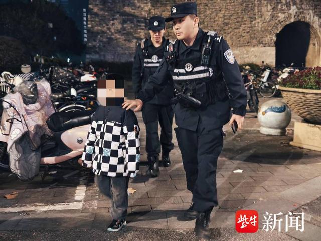 不想上课八岁男孩赌气出走，民警联系家人送他回家，看看吧