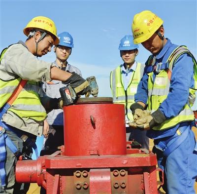 中秋假期 建设者坚守在滨海新区西中环快速路跨海河桥工程现场 扫码阅读手机版