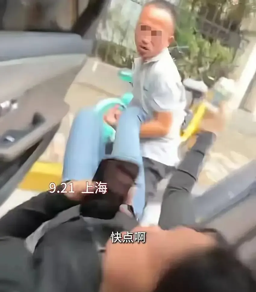 上海一女乘客让开窗被拒，司机强行抱双腿拖下车，网友热议