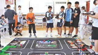 2023年南宁市中小学电脑机器人竞赛举行