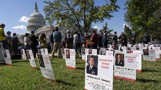 美共和党参议员阻挠300名军官晋升和任命，民主党人摆照片抗议