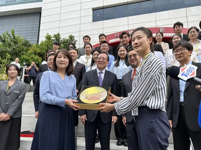 大陆高校师生团行程继续：郝平与老友重逢，马英九晚宴细节披露