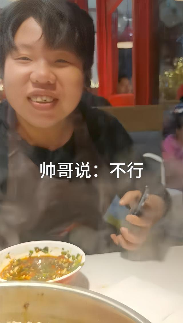 男子在饭店被陌生女孩搭讪，看到颜值后沉默了：哪来的自信