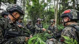 广西百色：直击武警官兵山林地捕歼演练现场