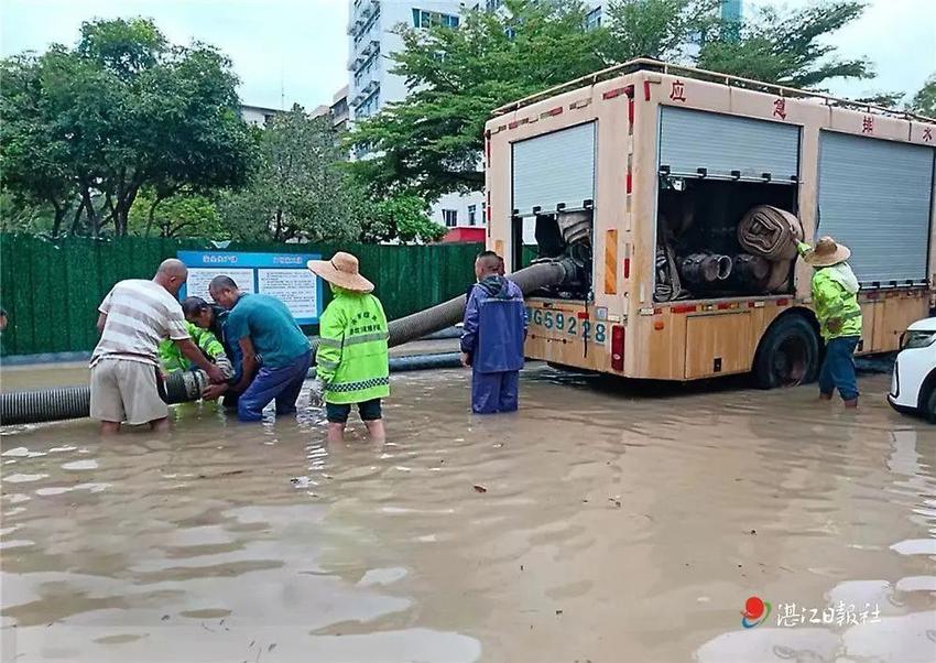 湛江交警雨中逆水而行，全力守护群众出行平安