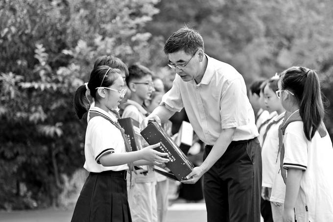 陶行知学校“小陶子们”新学期收到暖心礼物