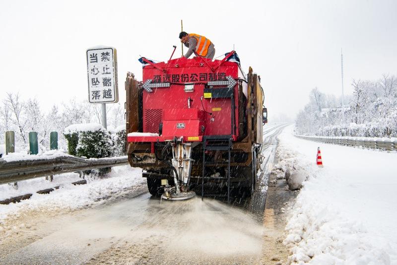 湖南怀化高速路段迎特大暴雪 当地全员出动除雪保畅通