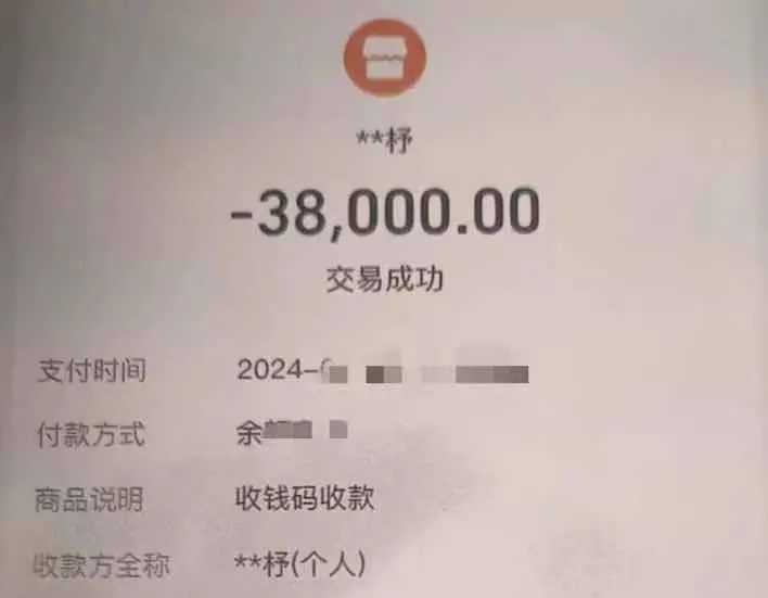 求复合遭拒，男子趁前女友上厕所偷2只奢侈品包“挽回损失”