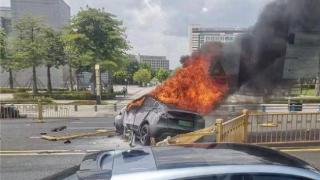 特斯拉Model Y与奥迪相撞后起火，疑似车主回应：电池被刺破5分钟烧起来，破了风挡玻璃才爬出汽车