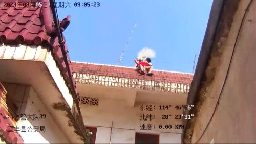 男子抱小孩欲跳楼 特警消防飞身救下