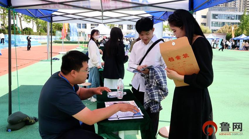 日照市民政局组织社会组织、养老机构参加市卫生学校毕业生就业双选会