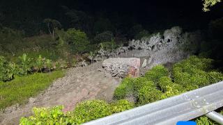 重型卡车冲出道路翻下山坡三人被困 五指山消防紧急救援