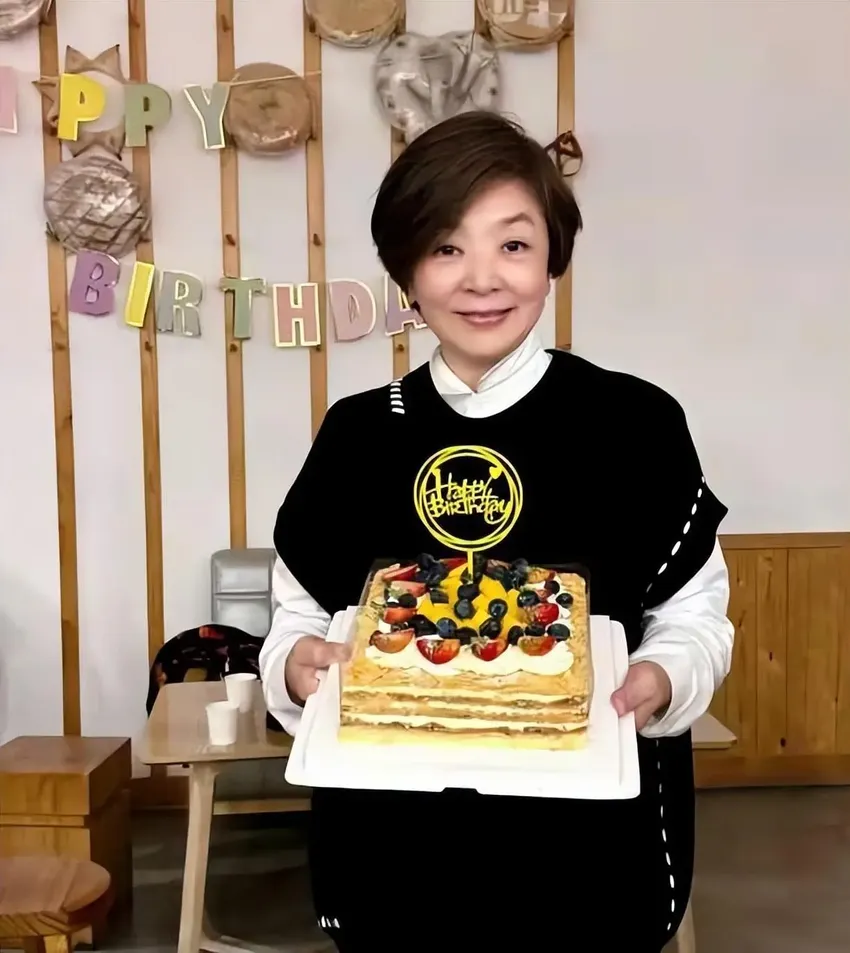 陈玉莲庆祝64岁生日！肤白貌美真冻龄，难怪周润发爱得死去活来