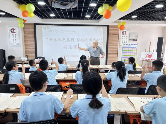 银龄颂党映初心 奋楫扬帆谱新篇