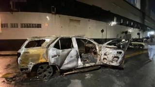 愤怒的桑托斯球迷烧毁了场外多辆汽车，其中一辆是自家球员的