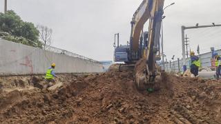 青岛市淮河路高架桥项目开始调流路施工，保证出行顺畅