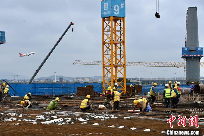 福州机场二期扩建工程五一假期赶工忙