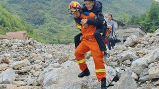 四川汉源山洪灾害｜山路5公里 接力3小时 救援人员将3名行动不便老人送至安置点